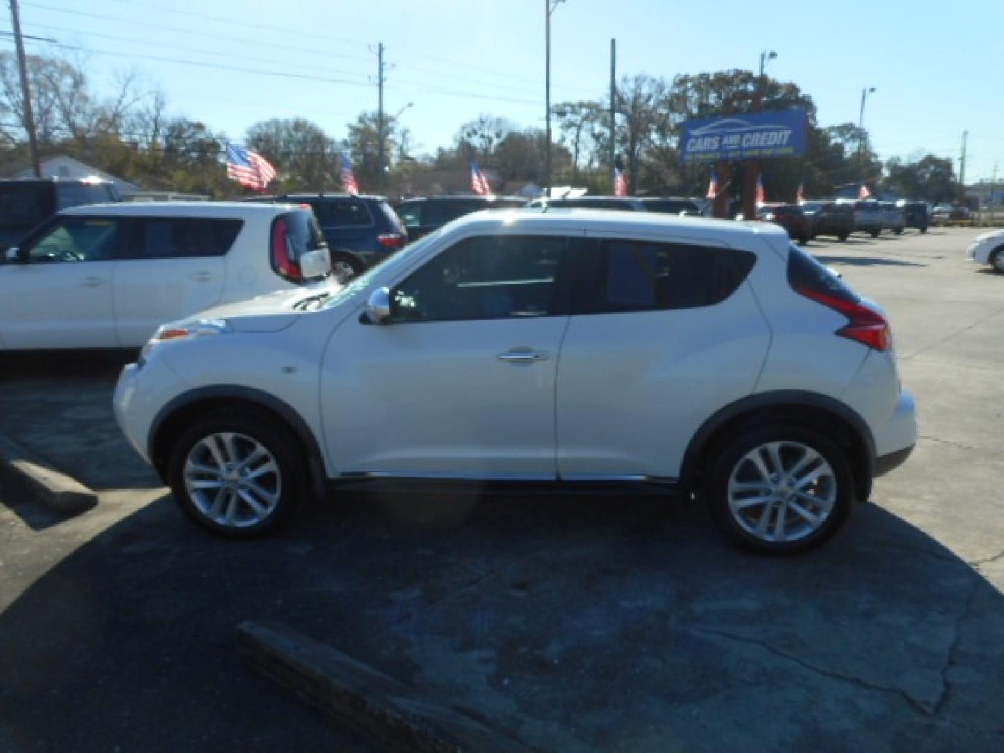 2013 WHITE NISSAN JUKE S; SL; SV; NISM (JN8AF5MRXDT) , located at 1200 Cassat Avenue, Jacksonville, FL, 32205, (904) 695-1885, 30.302404, -81.731033 - Photo#1